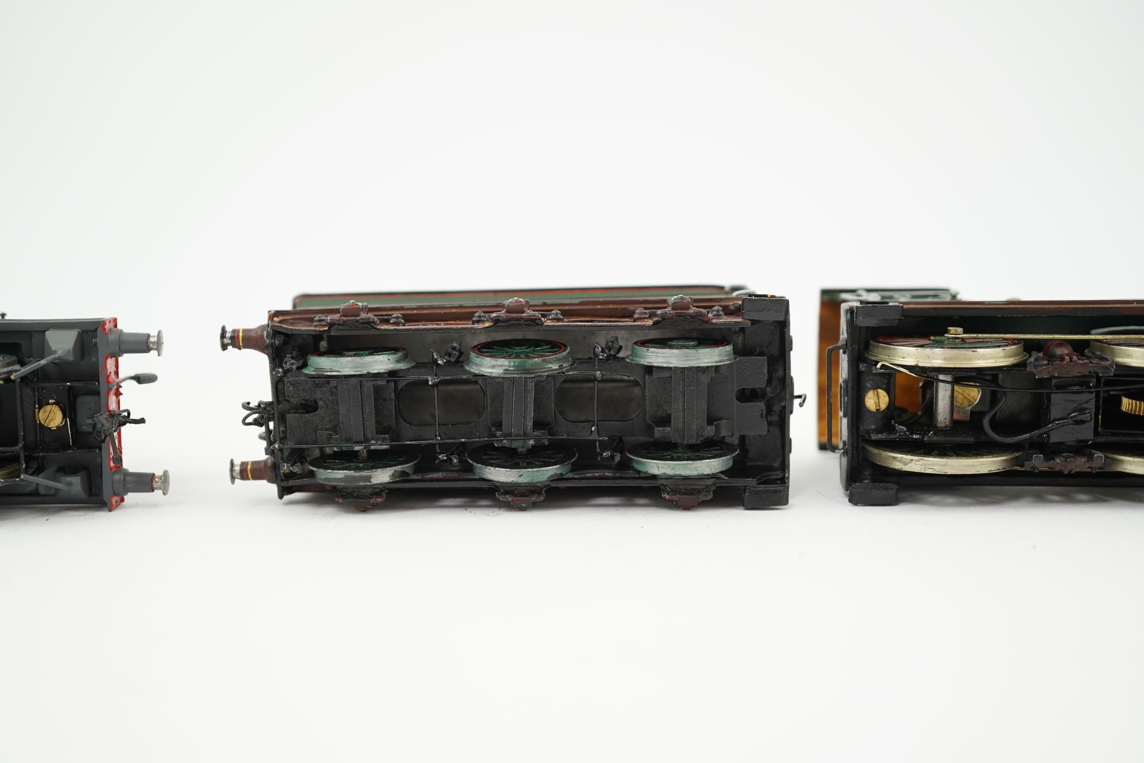 Two 00 gauge brass and white metal kit built Wainwright designed SE&CR locomotives (possibly by Wills Finecast); a class G 4-4-0, 676, together with a class S 0-6-0ST, 685, constructed, painted and lined to a high standa
